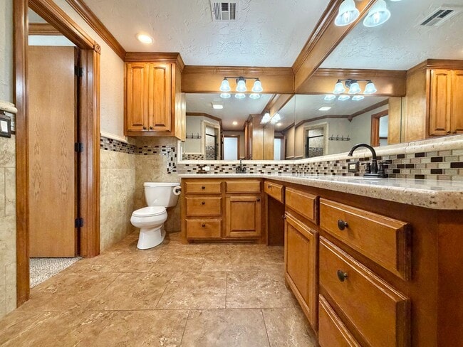 Building Photo - 6933 NW Eisenhower Dr