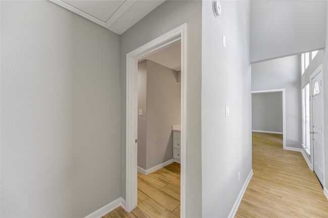 Building Photo - 5054 Pine Cliff Dr