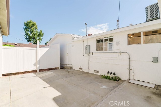 Building Photo - 7945 Woodman Ave