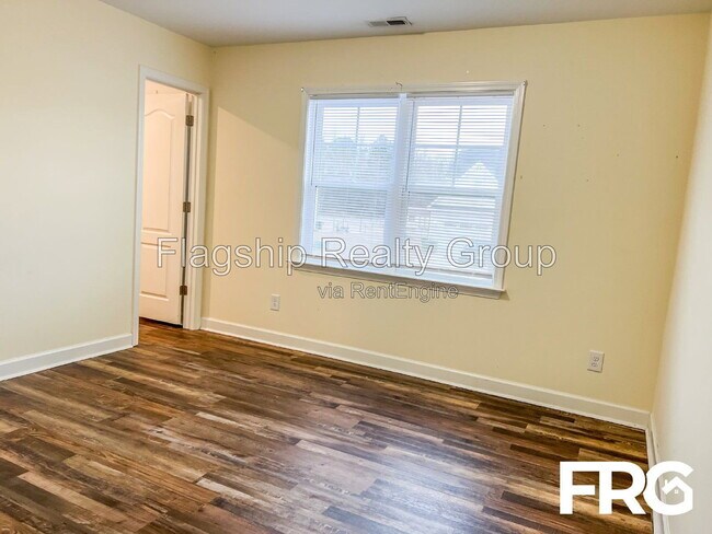 Building Photo - 491 Fallingbrook Dr