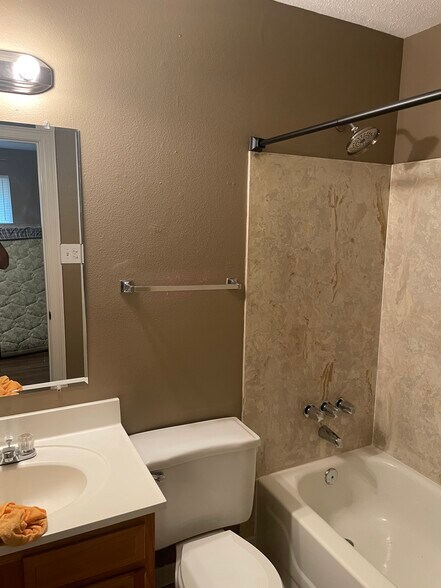 Bathroom - 2621 Tupelo St