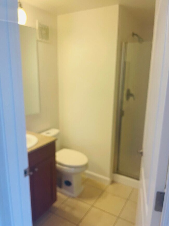 Building Photo - Beautiful North Davis 2bed/2 bath Upstairs...