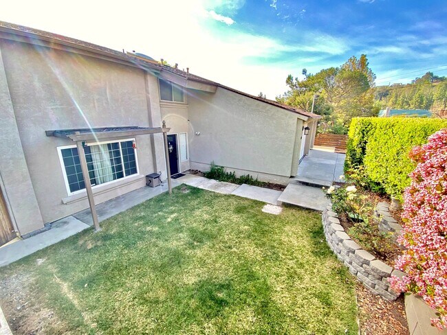 Building Photo - Large Fletcher Hills Home With 3 car Garag...