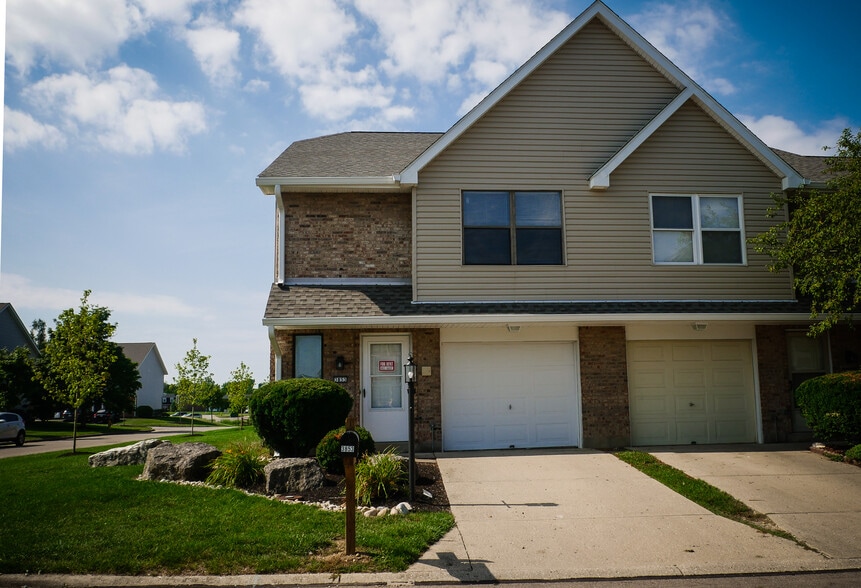 Building Photo - 3858 S Chalet Cir