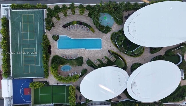 Building Photo - 700 NE 24th St