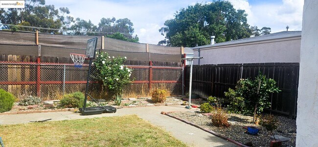 Building Photo - 25 Dimaggio Ave