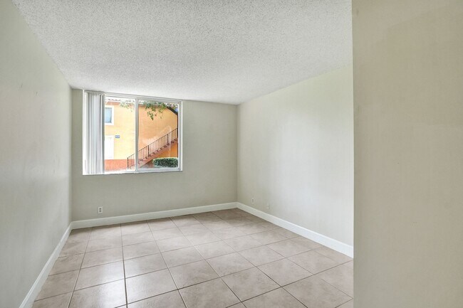Building Photo - Updated 2 Bed, 2 Bath 1st Floor Condo with Garden Views in Lakes of Jacaranda, Plantation