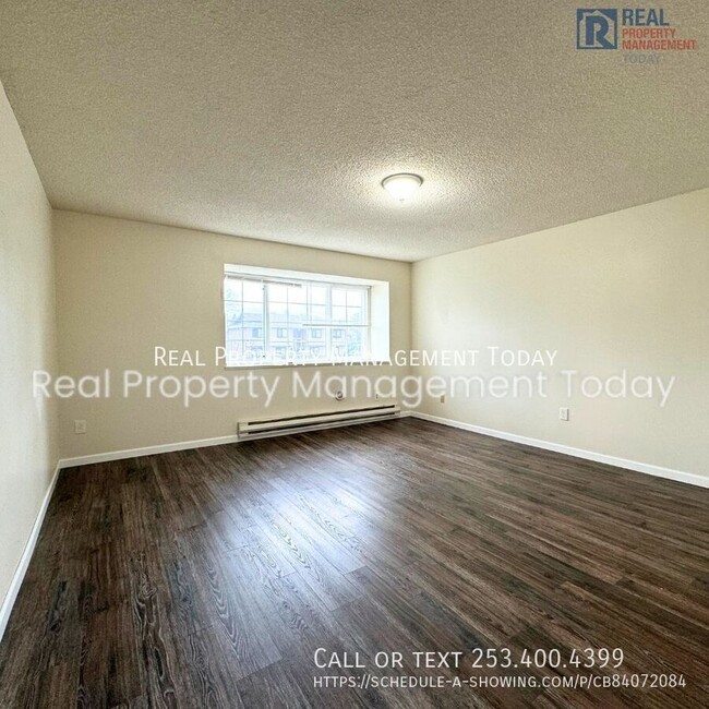 Building Photo - 2 Bedroom 2 Bath Duplex in Des Moines!