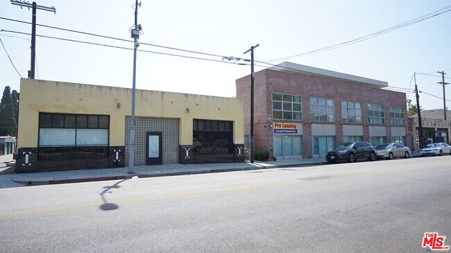 Building Photo - 922 W 23rd St