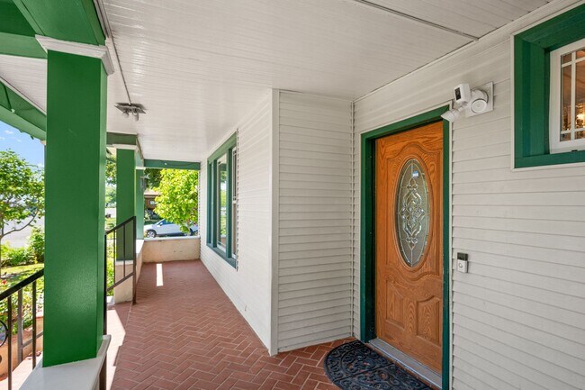 Building Photo - Beautiful Audubon 5 Bedroom Home! - Available now!