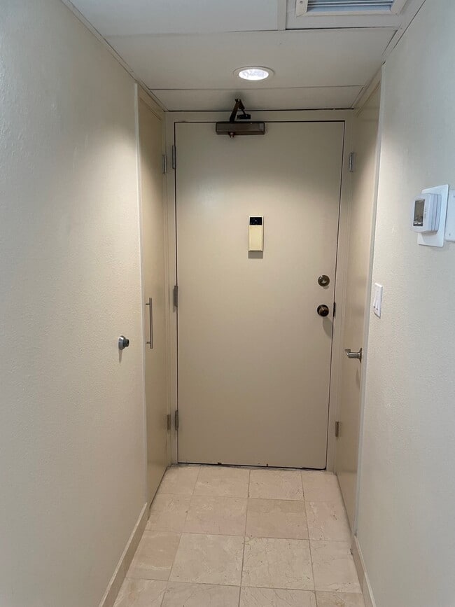 Building Photo - 2499 Kapiolani Blvd