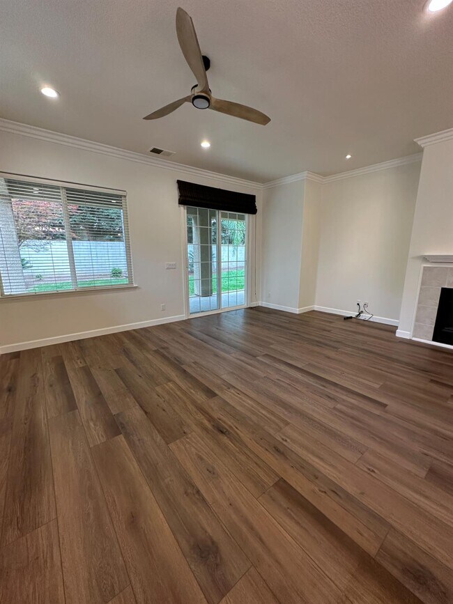 Building Photo - 7026 N Warren Ave