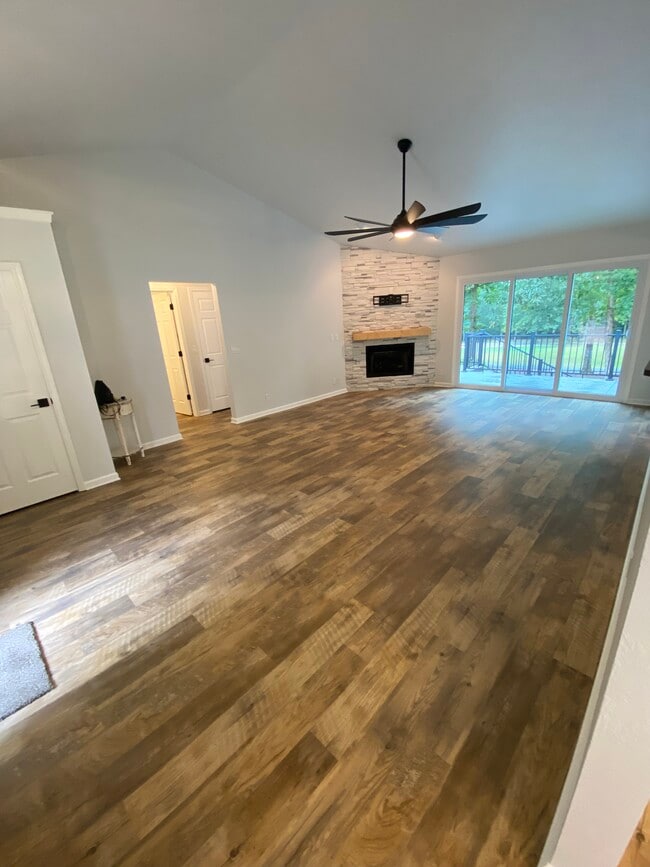 Building Photo - 6 Hendaye Ln