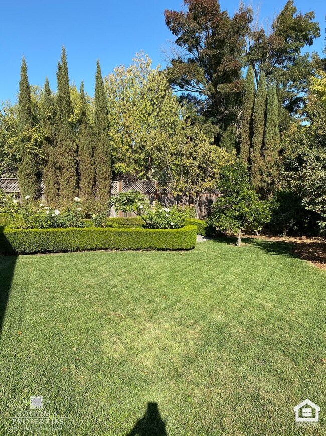 Building Photo - 4 Bedroom Eastside Gem!