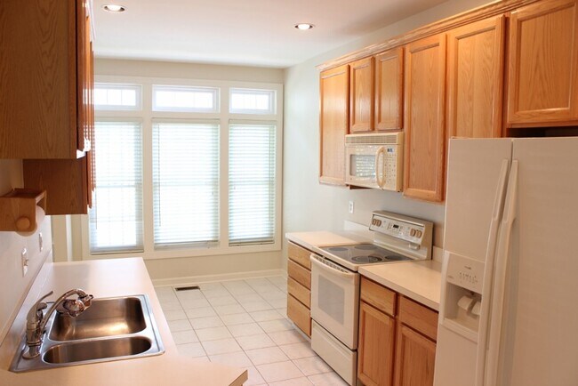 Building Photo - Lovely 3 Bedroom 2.5 Bath Townhome with De...