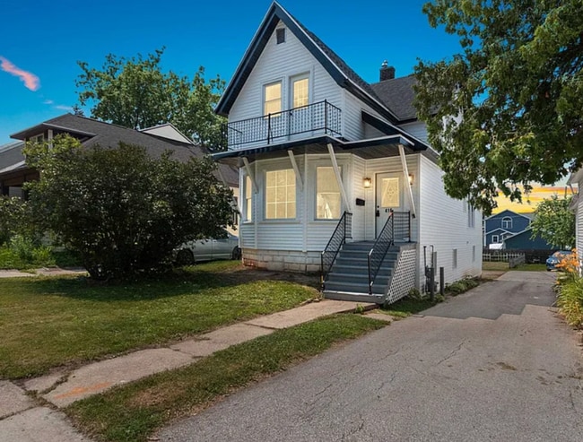 Primary Photo - 4 Bedroom Single Family Home Available - Green Bay!