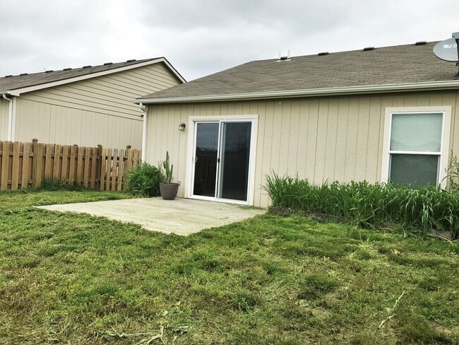 Building Photo - 3D Tour Available - 1-Car Garage + Fenced-in Yard + LVT Flooring! Available July 3rd!