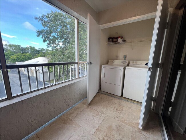Building Photo - 2820 N Oakland Forest Dr