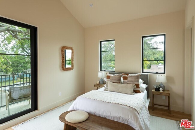 Building Photo - 11748 La Maida St