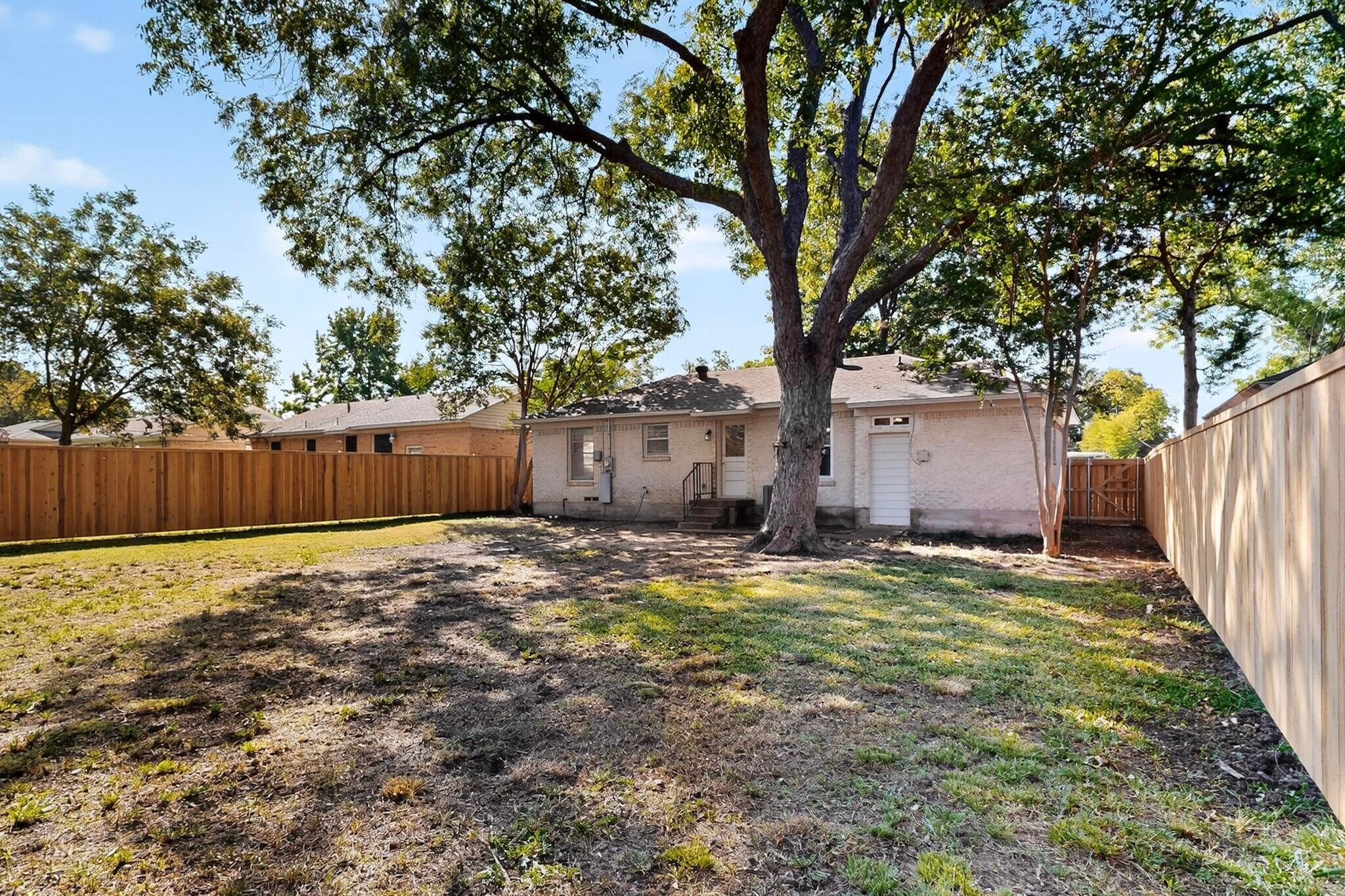 Building Photo - 2207 Housley Dr