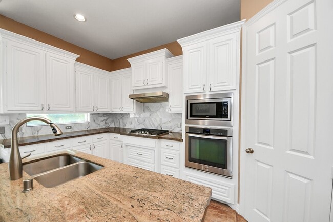 Building Photo - 17314 Pinecreek Hollow Ln