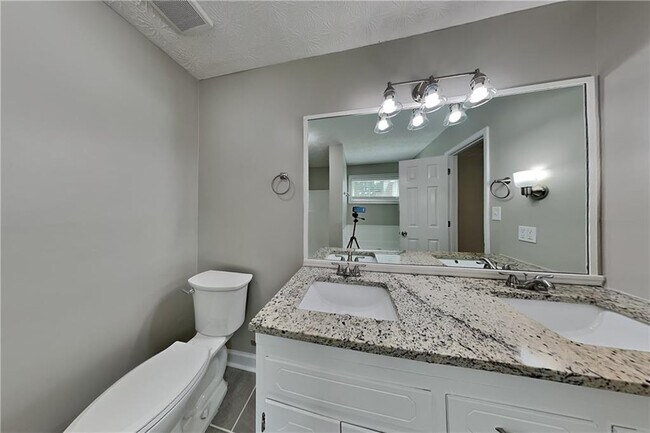 Building Photo - 2200 Hamstead Ct