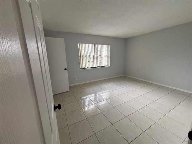 Building Photo - 6837 SW 39th Dr