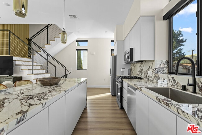 Building Photo - 1318 1/2 N Vista St