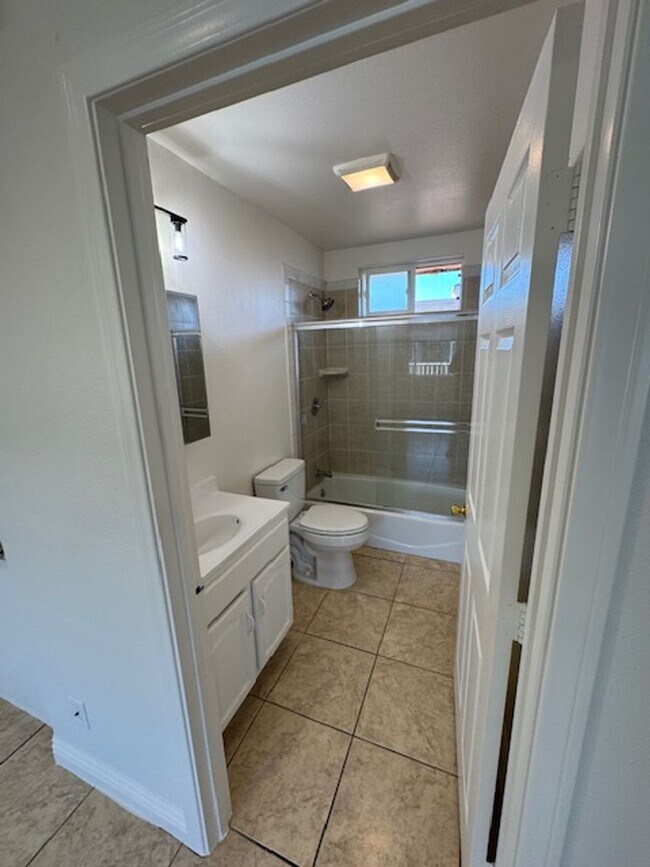 Building Photo - 253 E Plymouth St