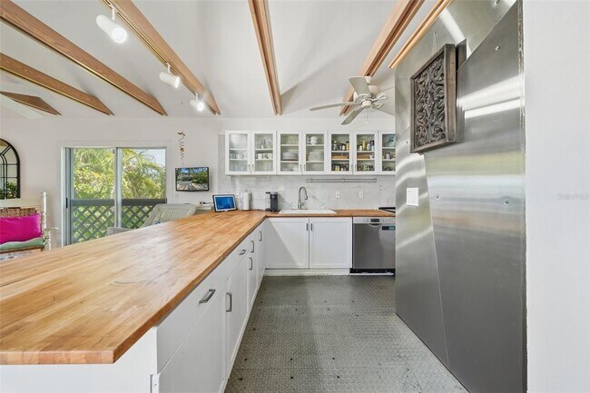 Building Photo - 700 Lands End Dr