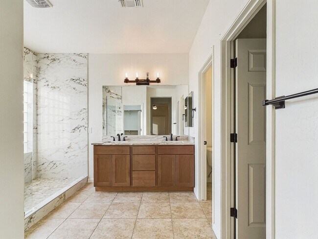 Building Photo - Carefree Hwy/27th Dr Gorgeous 6 Bedrooms/4 Bath 3695 Sq Ft Home