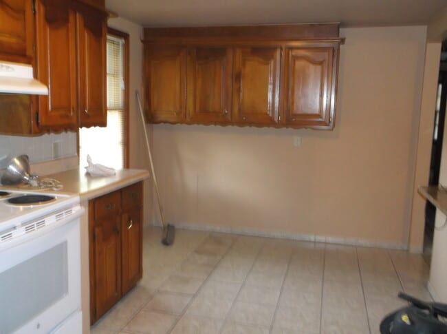 Building Photo - 16881 Beau-Kay Dr