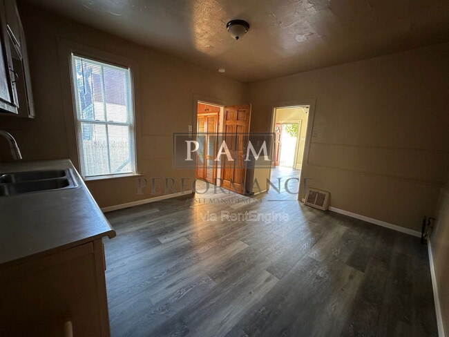 Building Photo - 823 Yout St
