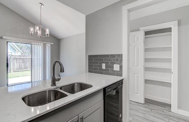 Building Photo - 1603 Dale Cove