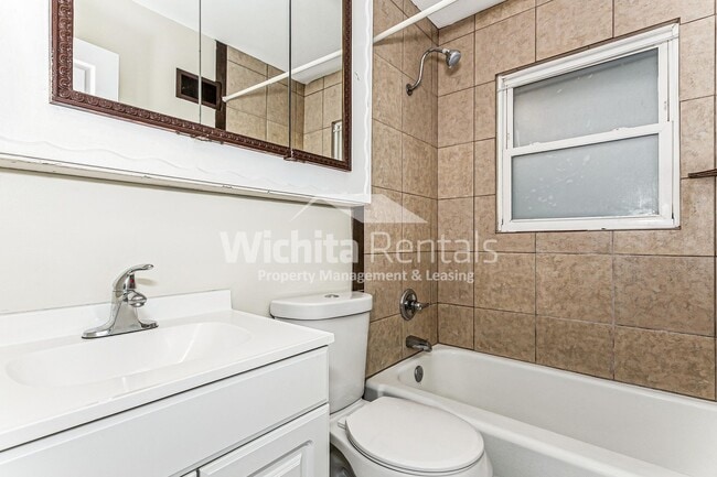 Building Photo - 2 bedroom 1 bath duplex ***Half off first months rent***