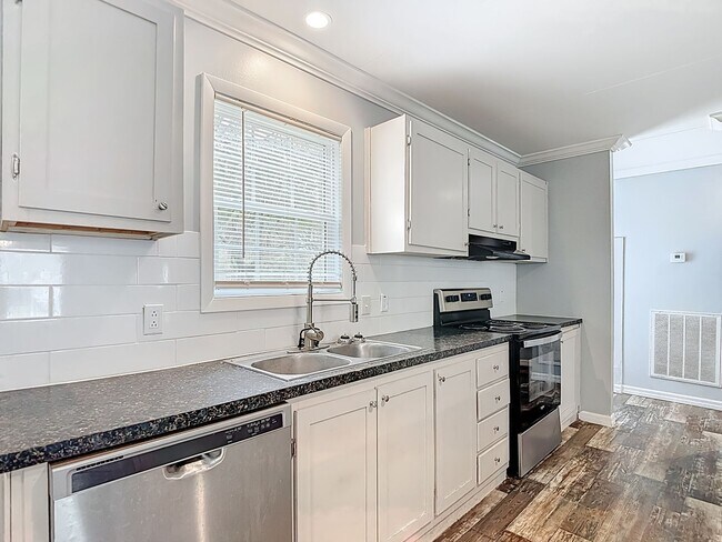 Building Photo - 7158 Sunnyside Dr