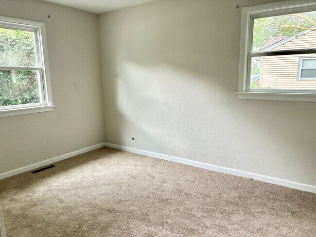 Building Photo - Charming 3 bedroom 2 bath in Manor View