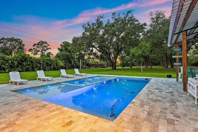 Building Photo - 12955 SW Kanner Hwy