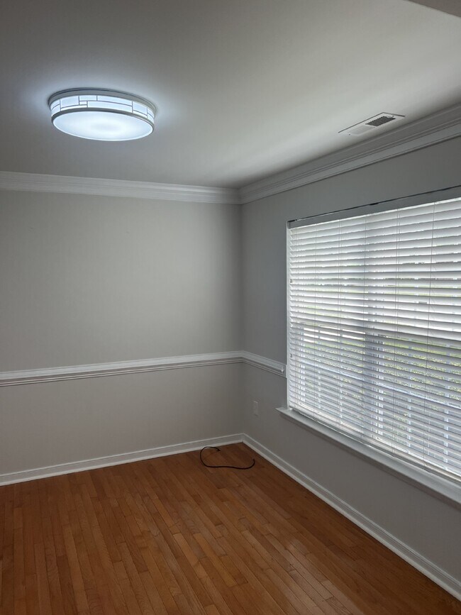 Building Photo - Spacious 6-Bedroom Home with 3 Bathrooms i...