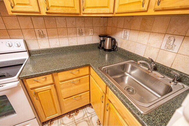 Building Photo - 16790 NE 14th Ave