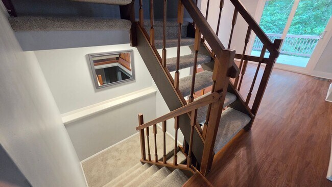 Building Photo - Beautiful Newington Forest Townhome