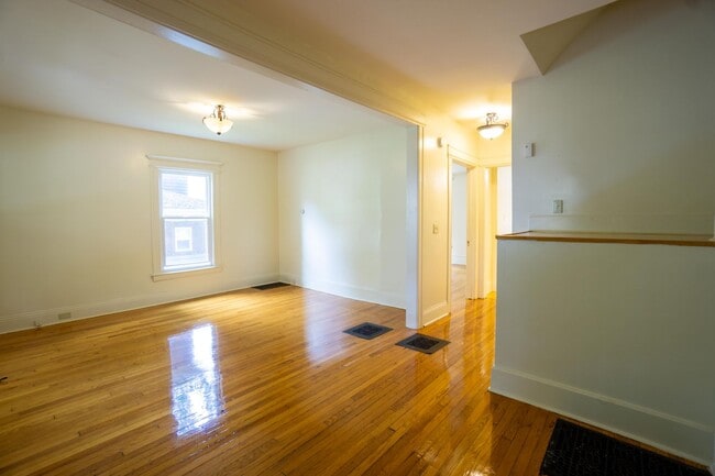 Building Photo - Bright, Open , First Floor Flat With Front...