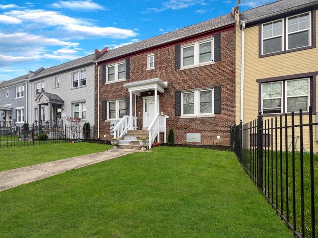 Building Photo - 1717 Trinidad Ave NE