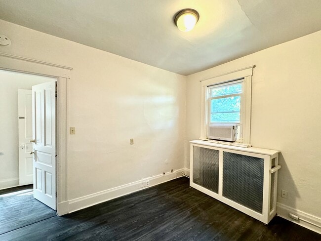 Building Photo - 5 bed/2 bath Mins. from UC Campus for Only...