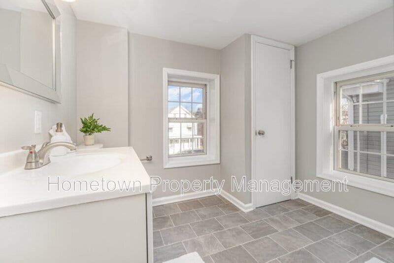 Building Photo - 28 W Main St