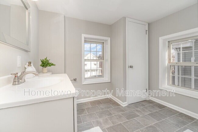 Building Photo - 28 W Main St