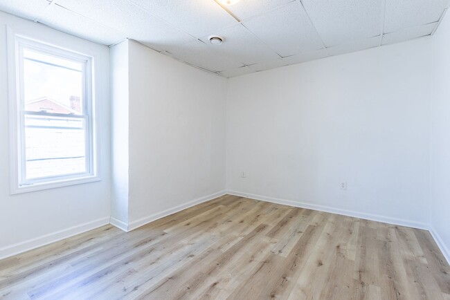 Building Photo - 742 E Warrington Ave