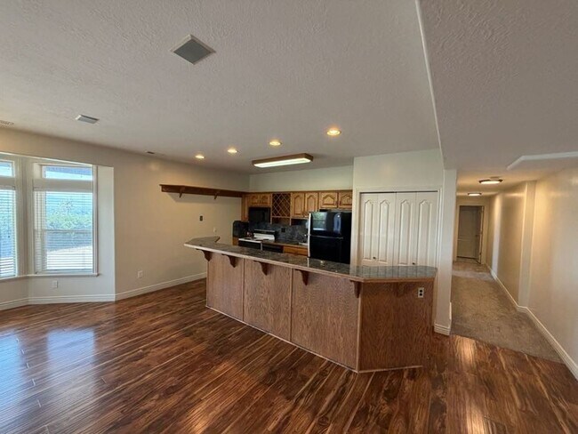 Building Photo - Spacious 4 Bed, 5 Bath Home with 3-Car Garage in Layton!