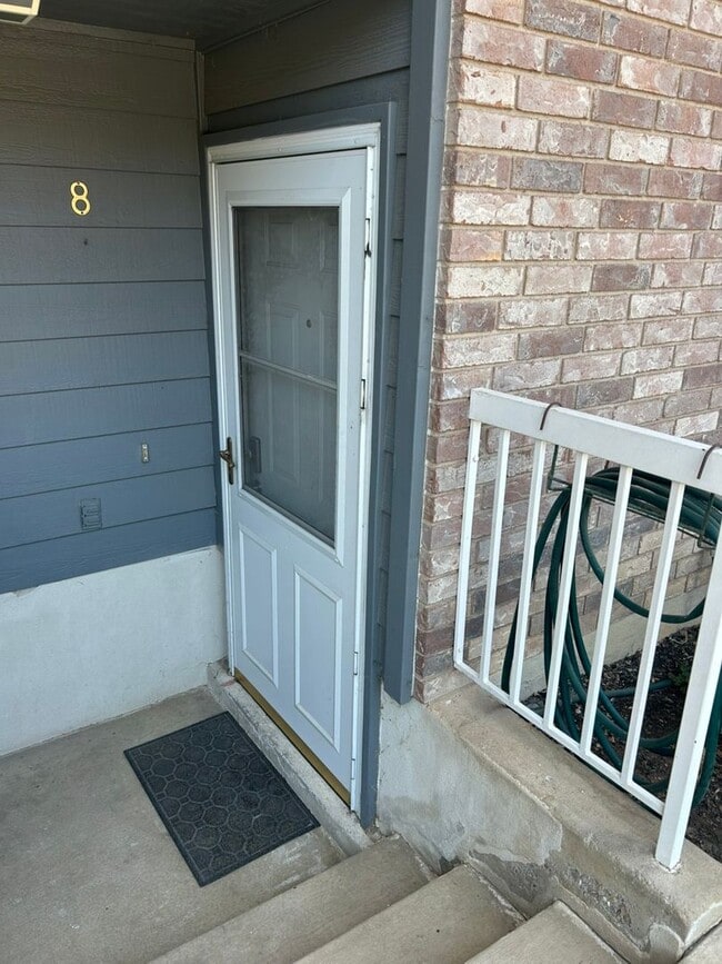 Building Photo - 2 Bedroom/1.5 Bathroom Condo in Washington Terrace