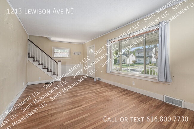 Building Photo - 1213 Lewison Ave NE